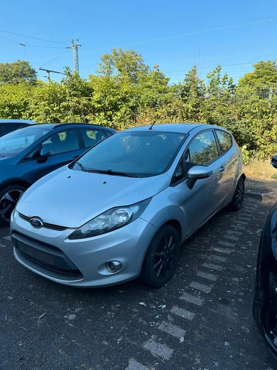 Gebraucht Ford Fiesta 70 PS (51 kW) 2012 Silber Kleinwagen