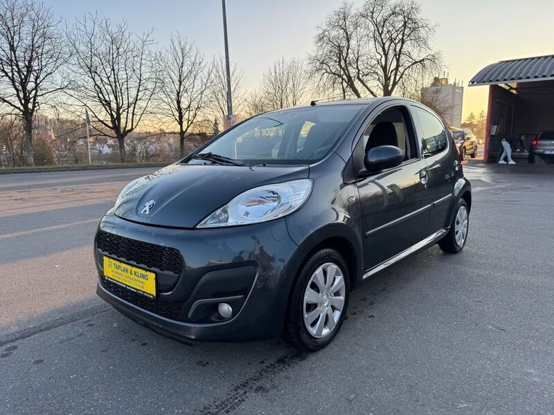 Grau Gebraucht 2012 Peugeot 107 Active Kleinwagen | 4.975 € (Fairer Preis) - Bild 1/4