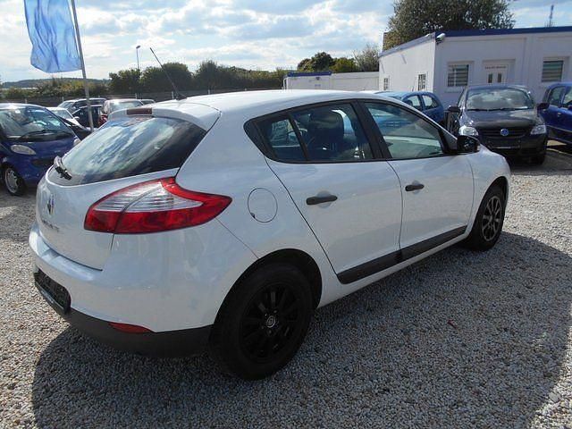 Gebraucht Renault Mégane 101 PS (74 kW) 2011 Weiß Limousine