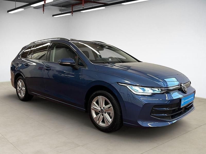 Gebraucht VW Golf VIII Life 150 PS (110 kW) 2024 Anemonenblau metallic (metallic) Kombi