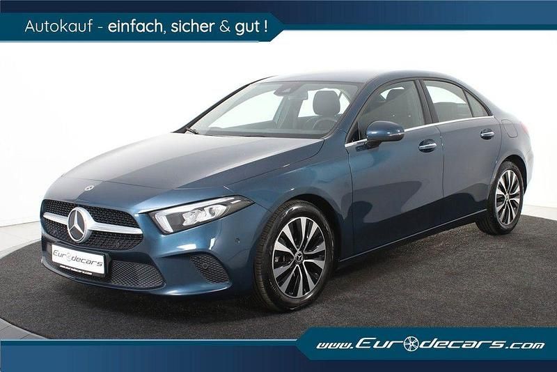 Blau Gebraucht 2021 Mercedes A200 Limousine | 21.700 € (Fairer Preis) - Bild 1/4