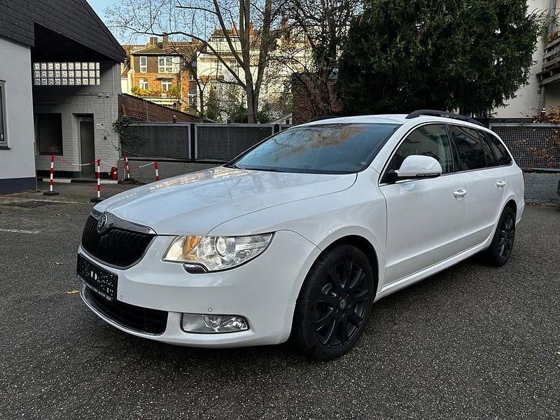 Weiß Gebraucht 2012 Skoda Superb Ambition Kombi | 6.200 € (Fairer Preis) - Bild 1/4