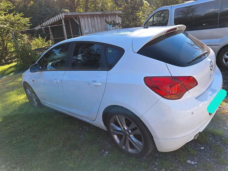 Gebraucht Opel Astra Design Edition 140 PS (102 kW) 2011 Weiß Kleinwagen