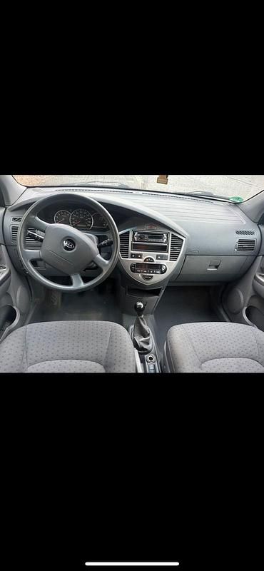 Gebraucht Kia Carens 113 PS (83 kW) 2006 Silber Van / Kleinbus