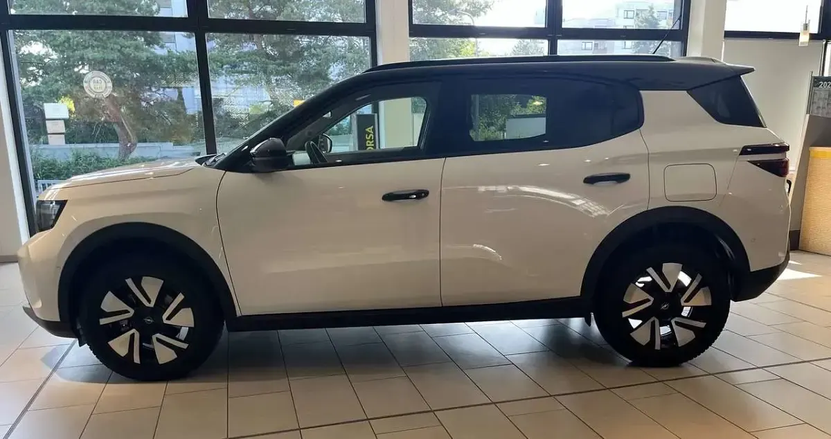 Neu Opel Frontera Ultimate 145 PS (106 kW) 2026 Arktis weiß / schwarz SUV