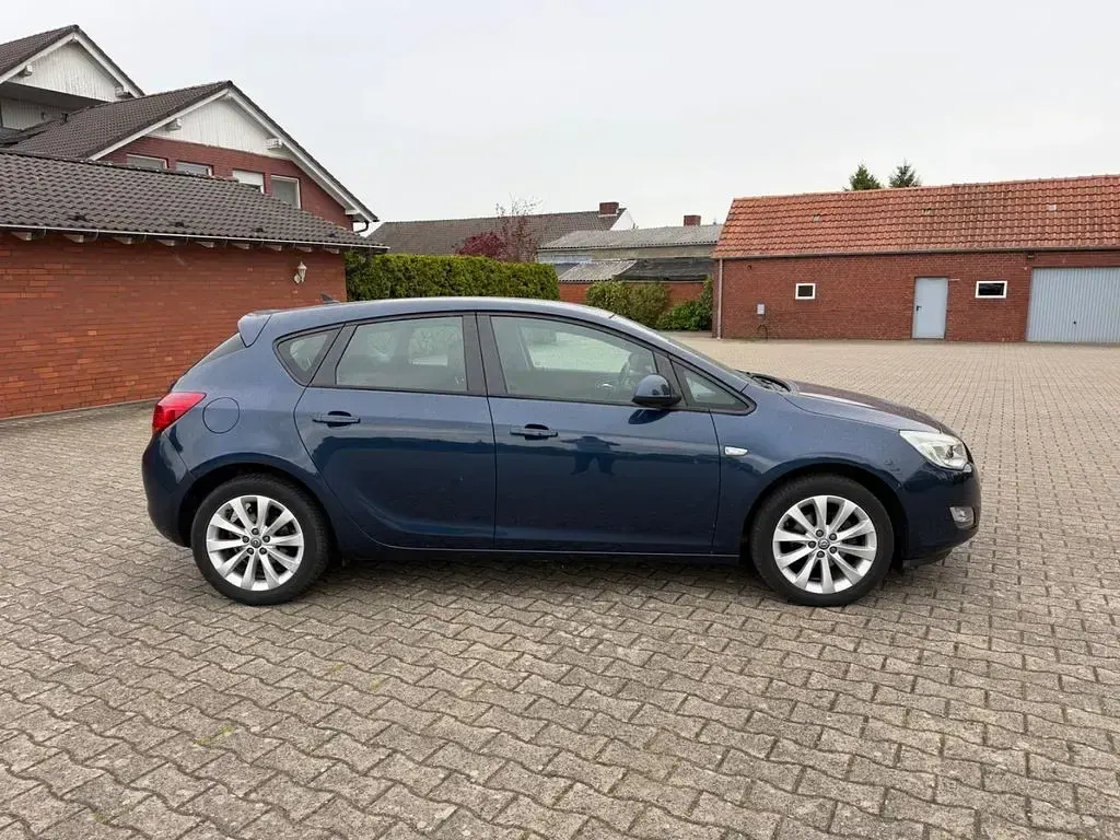 Gebraucht Opel Astra 140 PS (102 kW) 2012 Blau Limousine