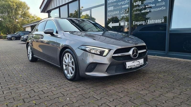 Grau Gebraucht 2020 Mercedes A220 Limousine | 19.990 € (Superpreis) - Bild 1/4