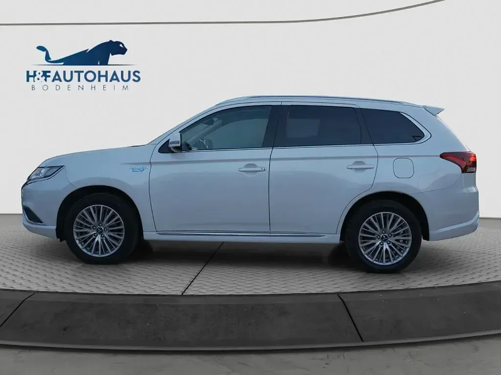 Gebraucht Mitsubishi Outlander P-HEV Basis 224 PS (164 kW) 2020 Weiß SUV