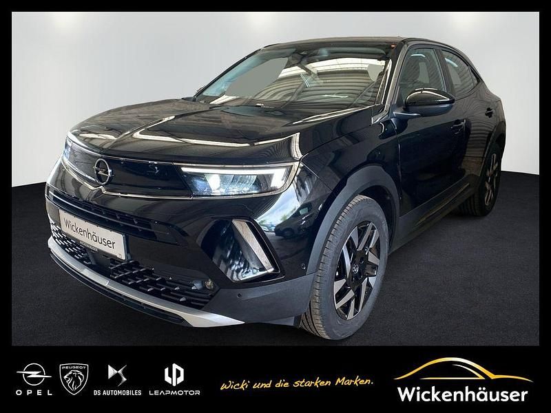 Diamant schwarz/karbon schwarz (metallic) Gebraucht 2022 Opel Mokka-e Elegance SUV | 17.990 € (Fairer Preis) - Bild 1/4