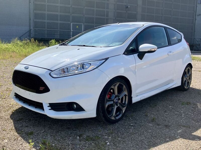 Weiß Gebraucht 2015 Ford Fiesta ST Kleinwagen | 7.300 € (Guter Preis) - Bild 1/4