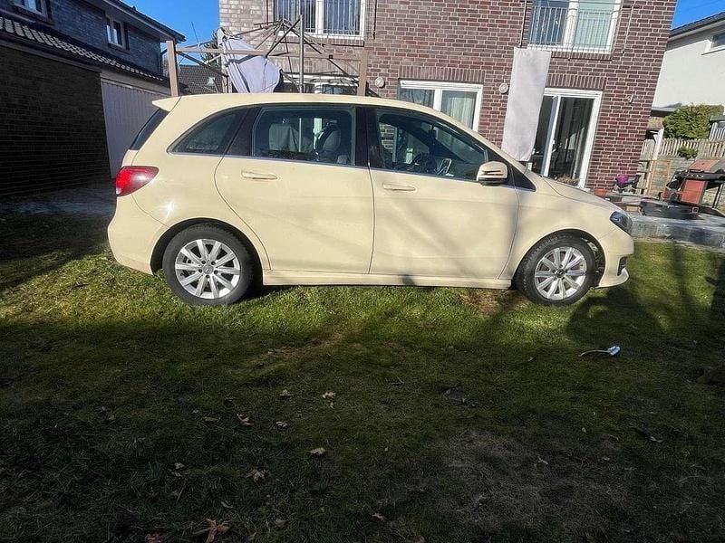 Gebraucht Mercedes B180 Edition 109 PS (80 kW) 2017 Gelb Van / Kleinbus