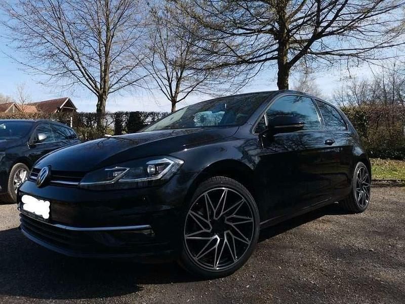 Schwarz Gebraucht 2017 VW Golf VII Highline | 9.500 € - Bild 1/4