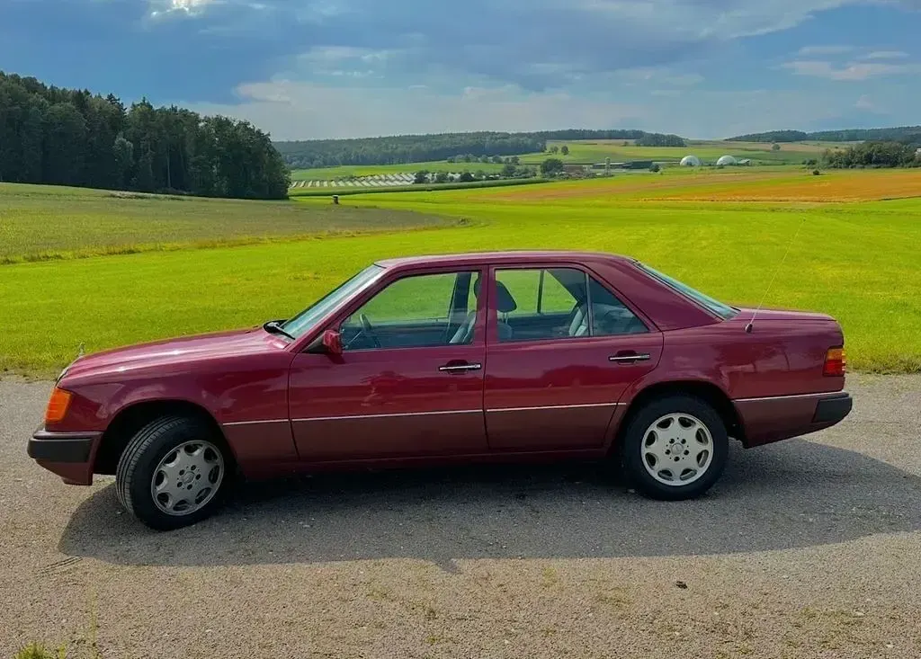 Gebraucht Mercedes 200 118 PS (86 kW) 1990 Rot Limousine