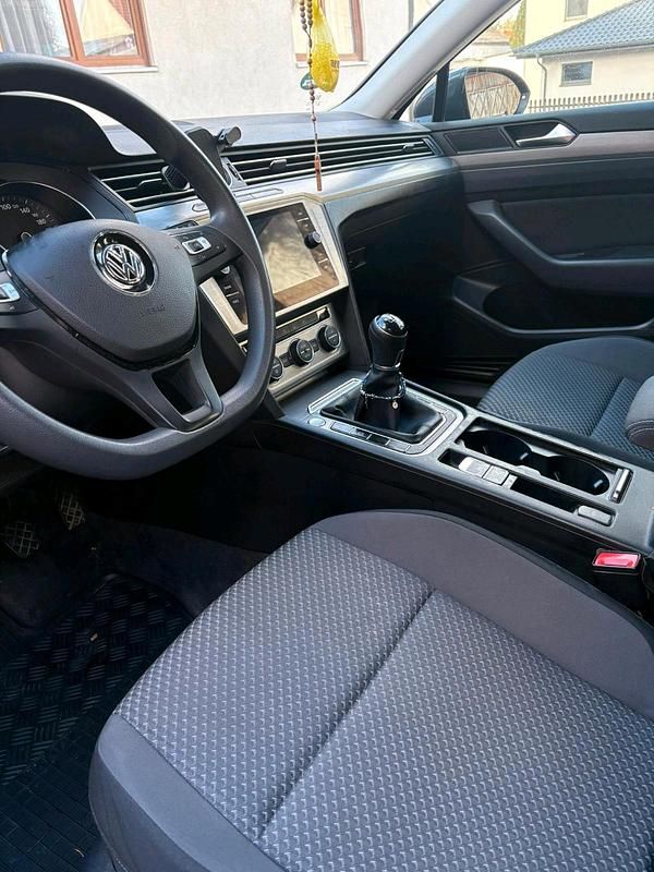 Second-hand VW Passat 110 CP (80 kW) 2018 Albastru Break