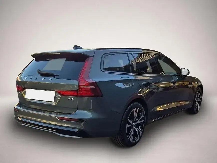 Gebraucht Volvo V60 Plus 197 PS (144 kW) 2025 Manufacturer Kombi