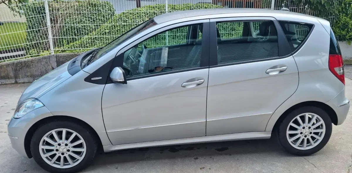 Gebraucht Mercedes A180 109 PS (80 kW) 2011 Silber Kleinwagen