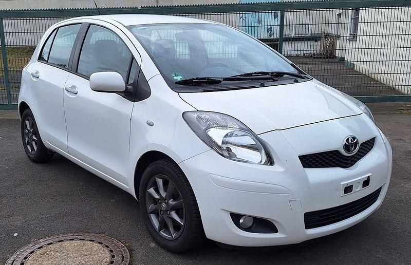 Gebraucht Toyota Yaris Life 69 PS (50 kW) 2010 Weiß Limousine