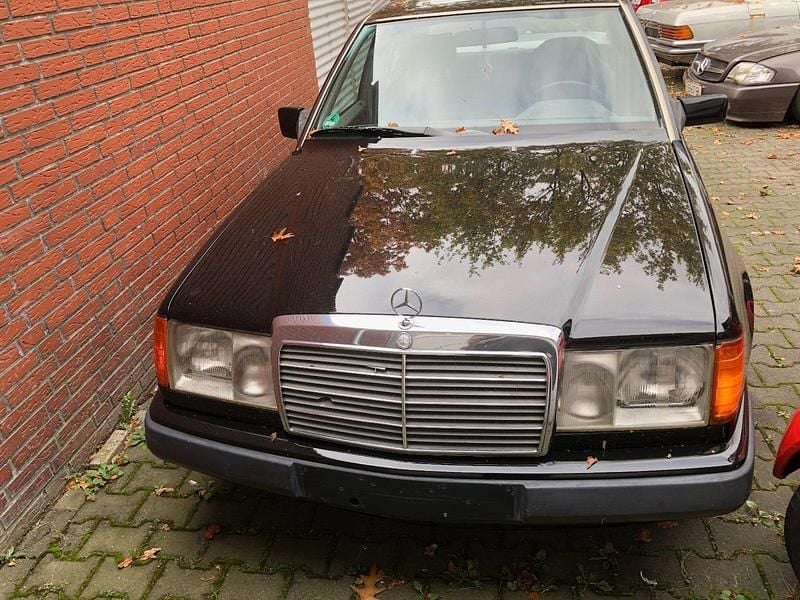 Schwarz Gebraucht 1990 Mercedes 200 Limousine | 3.990 € - Bild 1/3