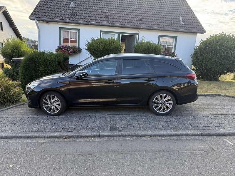 Schwarz Gebraucht 2018 Hyundai i30 Trend Kombi | 11.250 € (Superpreis) - Bild 1/4