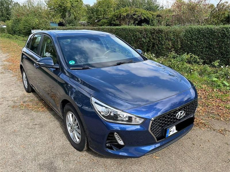 Blau Gebraucht 2018 Hyundai i30 Life Plus Limousine | 12.500 € (Fairer Preis) - Bild 1/4