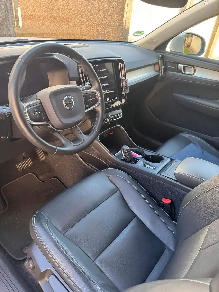 Second-hand Volvo XC40 Momentum 190 CP (139 kW) 2019 Alb SUV