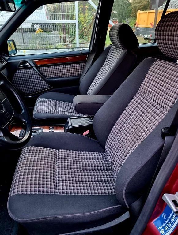 Second-hand Mercedes E250 113 CP (83 kW) 1994 Roșu Berlinǎ
