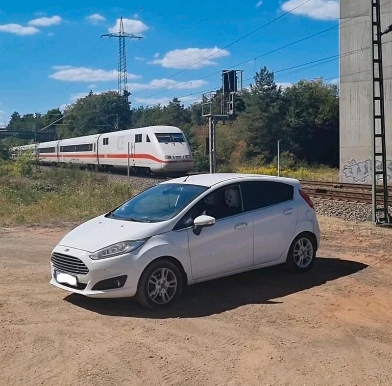 Weiß Gebraucht 2014 Ford Fiesta Titanium Kleinwagen | 6.899 € (Etwas zu teuer) - Bild 1/4