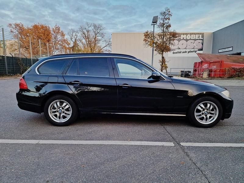 Gebraucht BMW 320 184 PS (135 kW) 2011 Schwarz Limousine