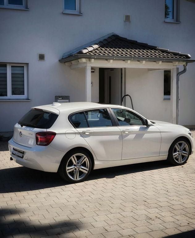 Weiß Gebraucht 2013 BMW 118 Comfort Edition Kleinwagen | 11.000 € (Fairer Preis) - Bild 1/4