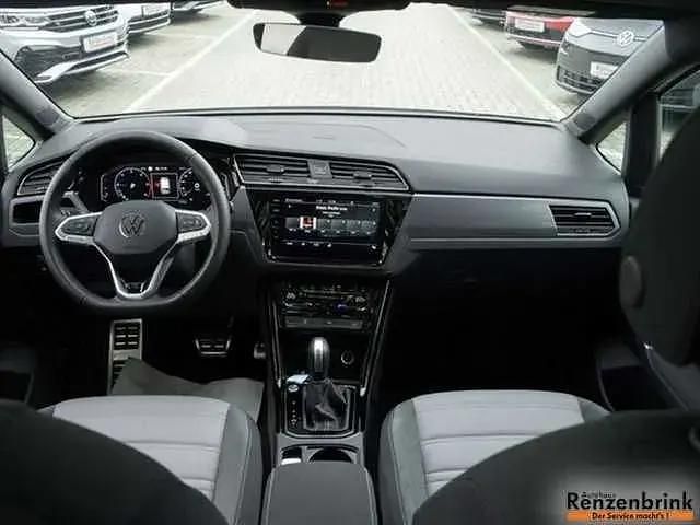Gebraucht VW Touran Highline 150 PS (110 kW) 2024 Weiß (pure white schwarz) Van / Kleinbus