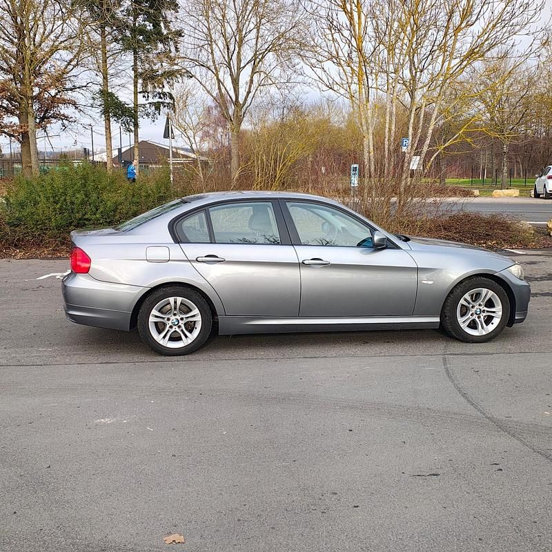 Grau Gebraucht 2010 BMW 320 Limousine | 4.150 € (Guter Preis) - Bild 1/4