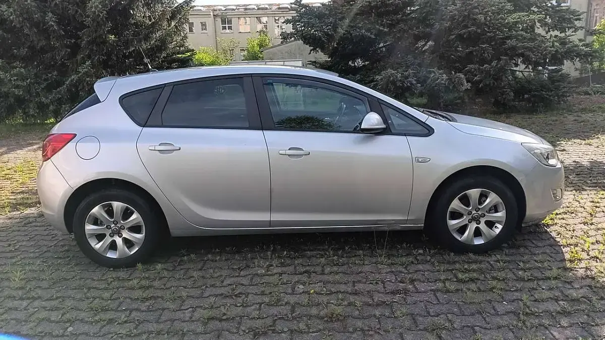 Gebraucht Opel Astra Design Edition 140 PS (102 kW) 2011 Argon silber/ice silver (m2) Kleinwagen