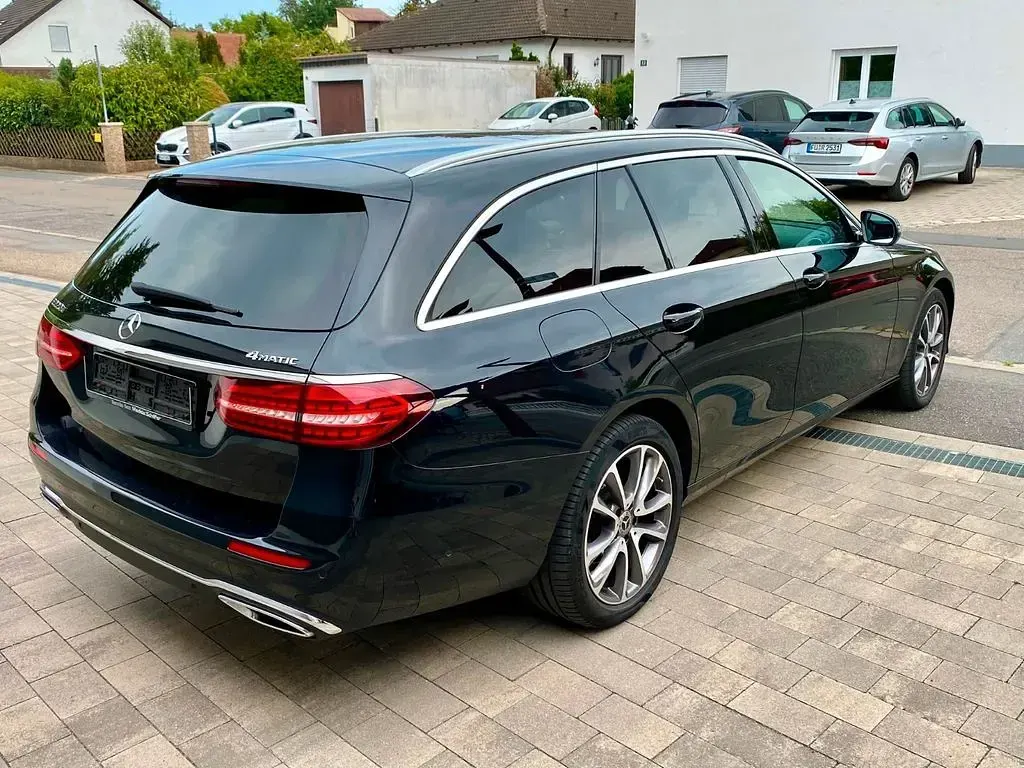 Gebraucht Mercedes E220 194 PS (142 kW) 2021 Schwarz Limousine