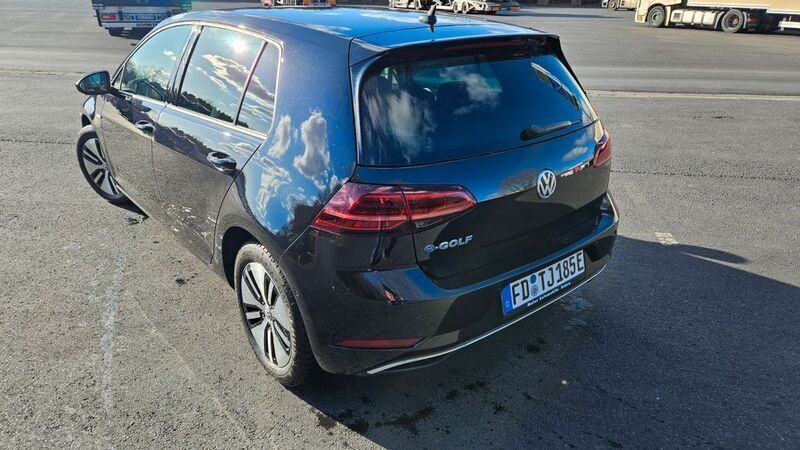 Gebraucht VW e-Golf 100 kW (136 PS) 2019 Schwarz Kleinwagen