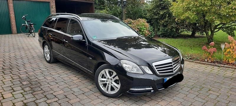 Schwarz Gebraucht 2011 Mercedes E200 Kombi | 9.990 € (Fairer Preis) - Bild 1/4