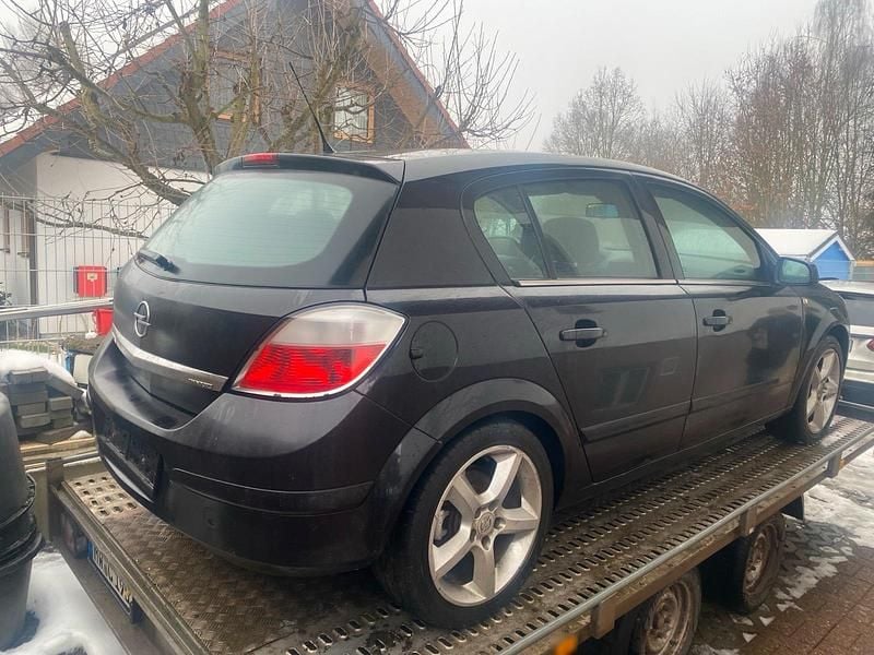 Gebraucht Opel Astra 105 PS (77 kW) 2004 Schwarz Limousine