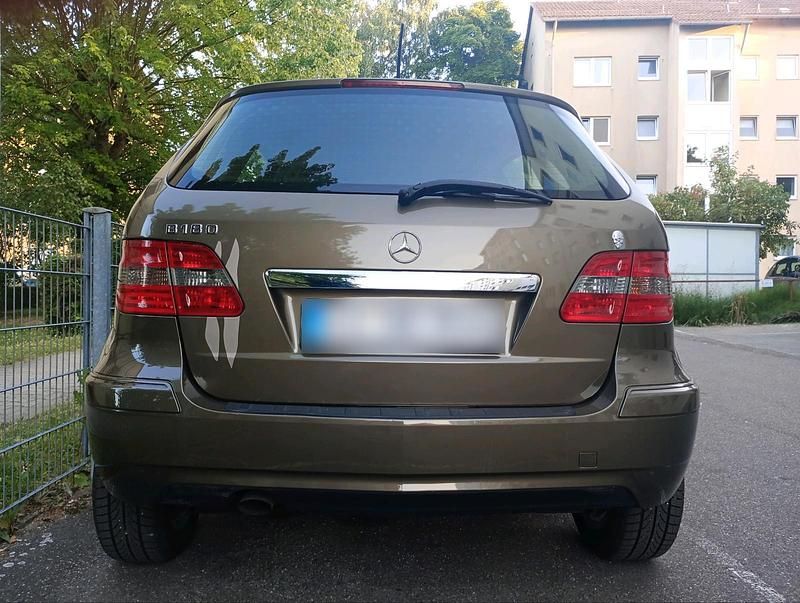 Gebraucht Mercedes 180 109 PS (80 kW) 2011 Grün Limousine