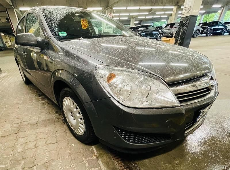 Grau Gebraucht 2009 Opel Astra Limousine | 1.500 € - Bild 1/4