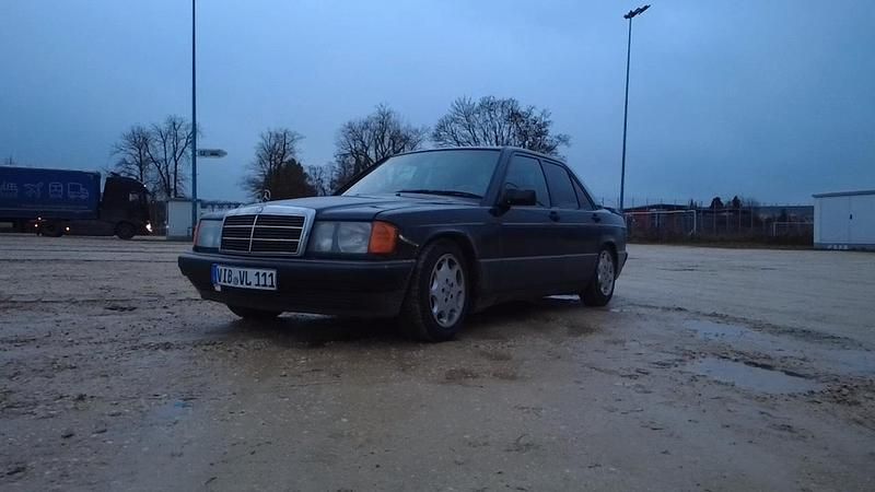Schwarz Gebraucht 1990 Mercedes 190 Limousine | 4.500 € - Bild 1/4