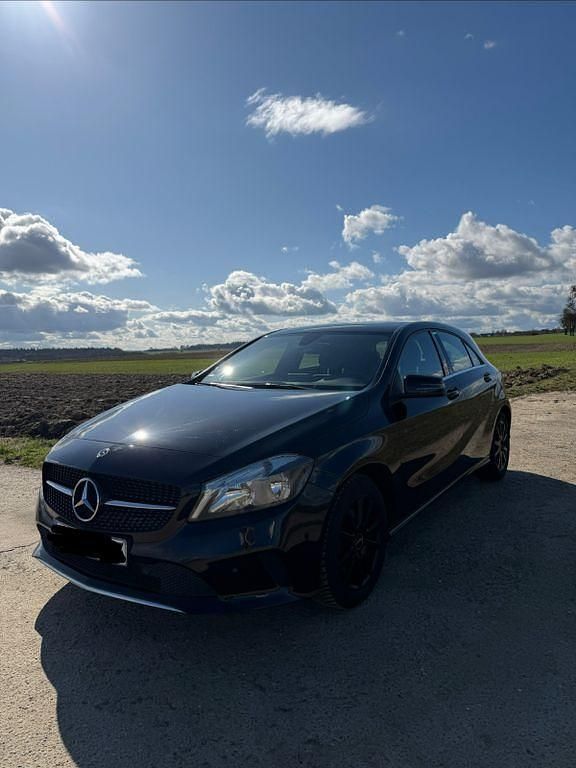 Gebraucht Mercedes A180 Style 122 PS (89 kW) 2017 Schwarz Limousine