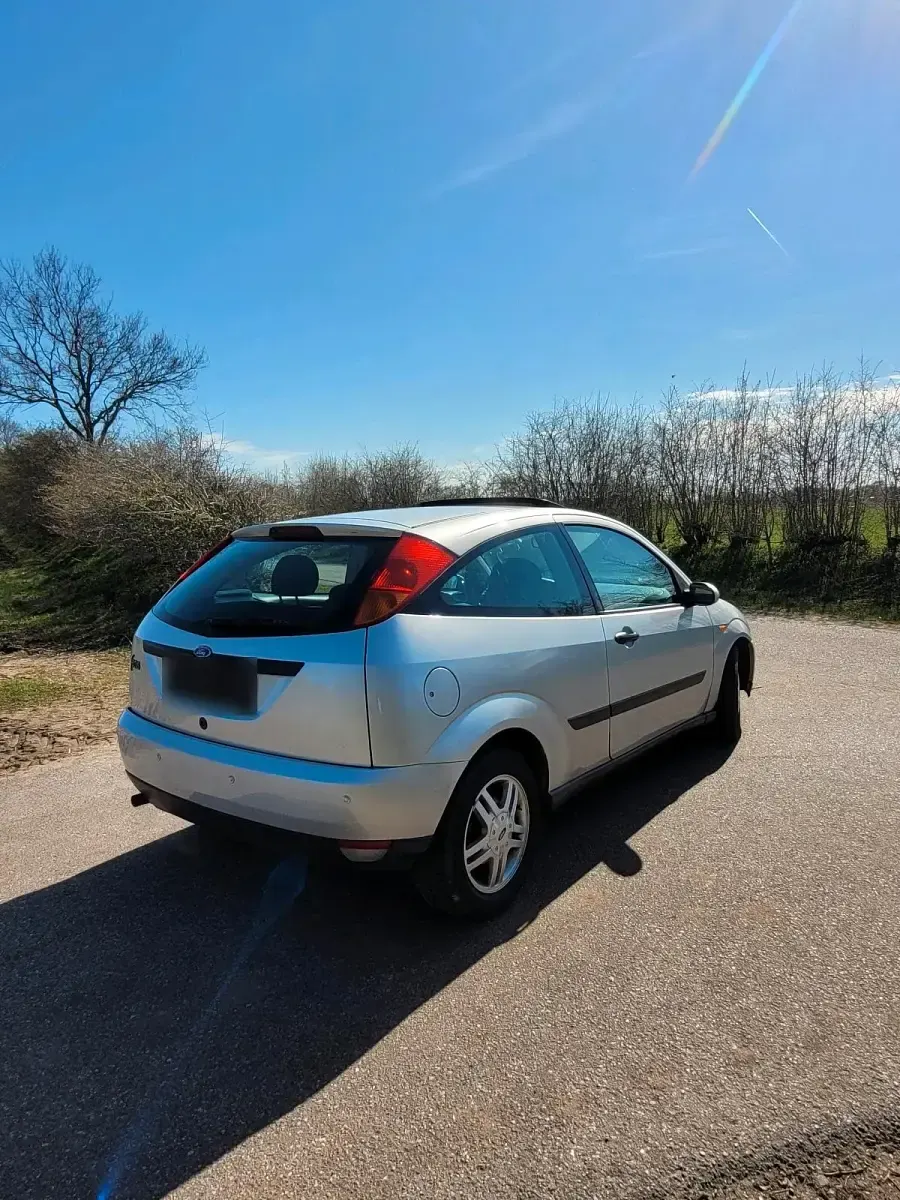 Usata Ford Focus 101 CV (74 kW) 2001 Argento Utilitaria
