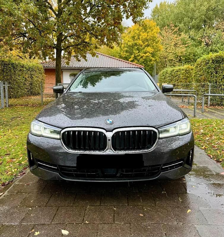 Grau Gebraucht 2020 BMW 520 Performance Kombi | 19.999 € (Superpreis) - Bild 1/4