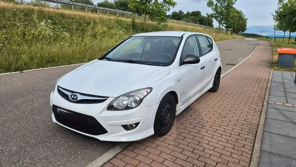 Gebraucht Hyundai i30 Edition+ 109 PS (80 kW) 2011 Weiß Limousine