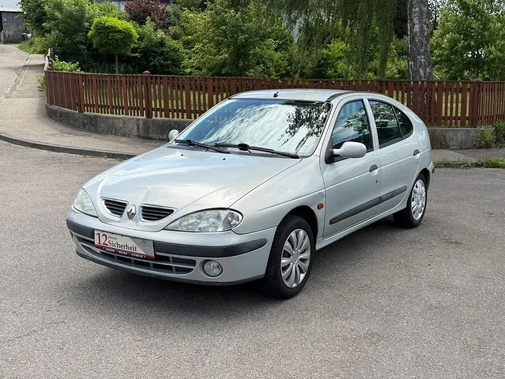 Gebraucht Renault Mégane Authentique 107 PS (78 kW) 2000 Silber Limousine