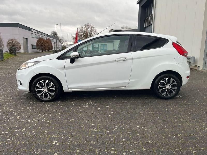 Gebraucht Ford Fiesta Trend 60 PS (44 kW) 2010 Weiß Kleinwagen