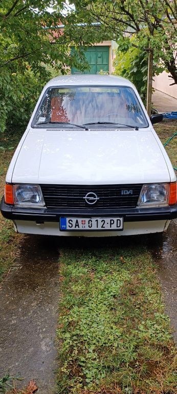 Weiß Gebraucht 1982 Opel Kadett Limousine | 2.990 € - Bild 1/4