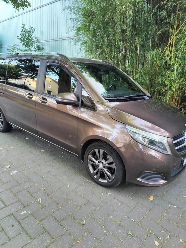 Braun Gebraucht 2017 Mercedes V220 Edition Van / Kleinbus | 28.999 € (Fairer Preis) - Bild 1/4