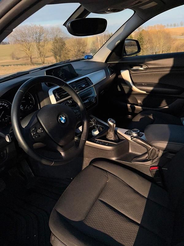 Gebraucht BMW 118 Advantage 150 PS (110 kW) 2018 Blau Kleinwagen