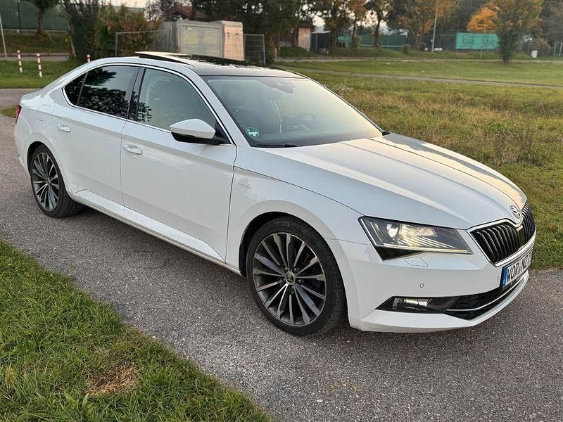 Weiß Gebraucht 2016 Skoda Superb LAURIN & KLEMENT Limousine | 17.100 € (Teuer) - Bild 1/4