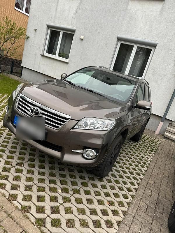 Braun Gebraucht 2010 Toyota RAV4 SUV | 12.000 € (Etwas zu teuer) - Bild 1/4